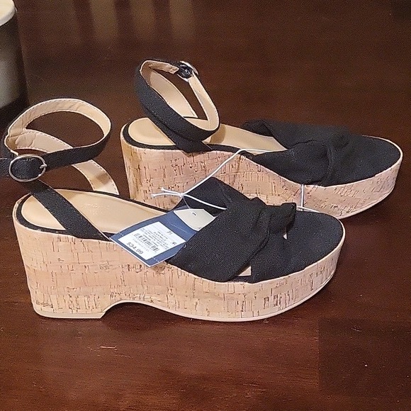 Universal threads platform heels - Picture 1 of 1